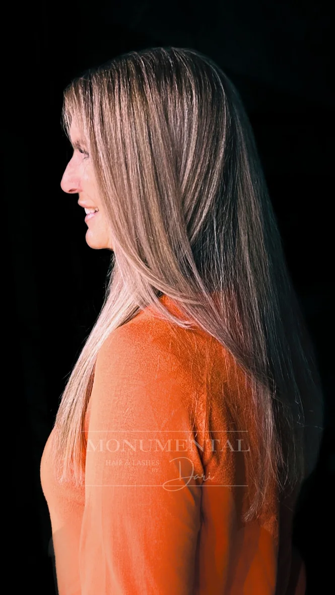 Langes glattes Haar mit einem multidimensionalen Blondverlauf