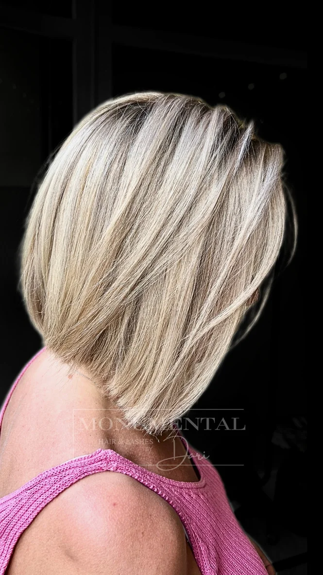 Präziser blonder Bob mit sanftem Farbverlauf und glänzender Oberfläche